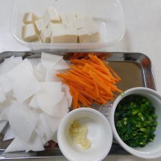 大根は、いちょう切り、人参は、千切り、豆腐はさいの目切り、ネギは、小口切り、にんにくは、すりおろす。