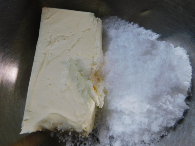 ボールにクリームチーズと砂糖をいれて、滑らかになるまでよく混ぜる。