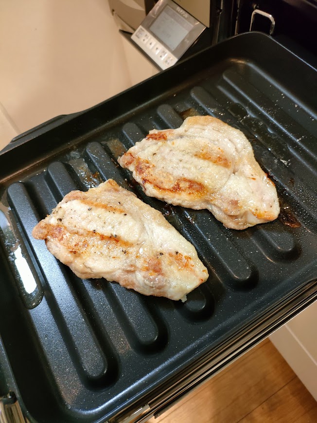 焼き目を上にして、粗熱が取れたら、包丁で食べやすいようにカットする。
