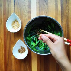 ボウルに小松菜と調味料を入れて混ぜ、白ごまは指先でひねり潰しながら加える。