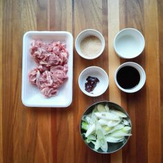 ラム肉はコショウを軽くして、片栗粉をまぶす。長ネギは斜め薄切りにする。調味料は合わせて混ぜておく。