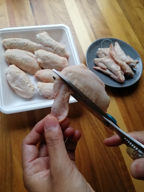  鶏手羽は先の細い部分を切り離すため、キッチンバサミで関節部を切る。
（細い部分は今回は使わないのですが、長ネギや生姜とコトコト煮てボーンブロスにすると良いですよ）