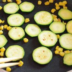 フライパンの汚れをふき取り、熱したフライパンにオリーブオイルをひき中火で皮目から焼く。焼き色が付いたら裏返し火をやや弱め蓋をして4.5分焼く。