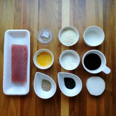マグロのさくは半分に切り、塩コショウをする。