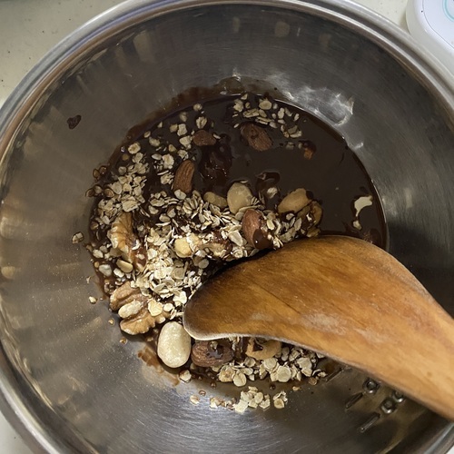 ①に②と粗く刻んだミックスナッツを入れ混ぜ合わせる。