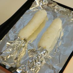 マルチグリルのプレートにアルミホイルを敷き、②を乗せたら割り箸部分にもアルミホイルをかぶせて調理モード［焼く］火加減・強で10分加熱、向きを変えて再び強火で10分加熱したら出来上がり。