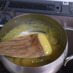 鍋にレモンの皮、レモン果汁、砂糖、溶いた卵を加え、とろ火にかける。