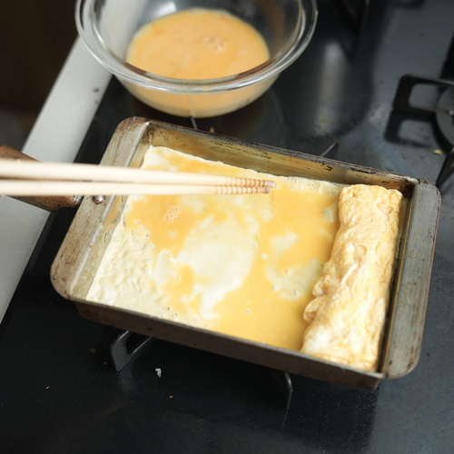卵をボウルに割り入れ、だし汁、塩、薄口しょうゆを加えてよく溶く。
卵焼き器に卵液を4回に分けて流し入れ、卵焼きを作る。
