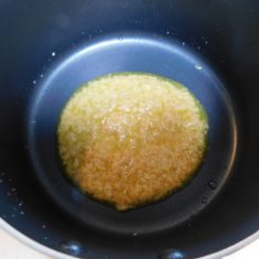 にんにくを取り出し潰し、生クリーム以外の材料と混ぜる