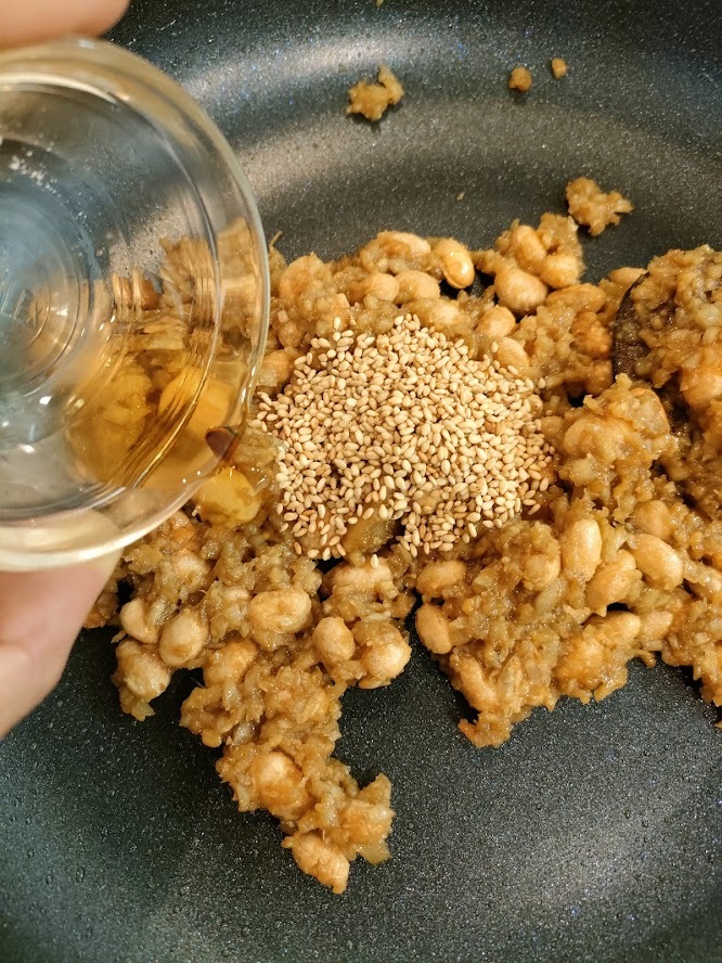節分福豆と白ごまを加え、ごま油小さじ1を回し入れ、全体が混ざれば完成。