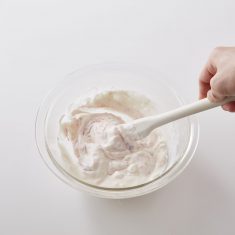 ボウルに生クリーム、砂糖をいれ、８分立てに泡立てたら、ヨーグルト、いちごジャムを加えて混ぜる。
粉ゼラチンを熱湯で溶き、ボウルに混ぜながら少しずつ加え混ぜたら、２にかける。