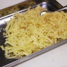 ①のじゃがいもをボウルに入れ、塩、クミンパウダー、こしょうを加えて混ぜる