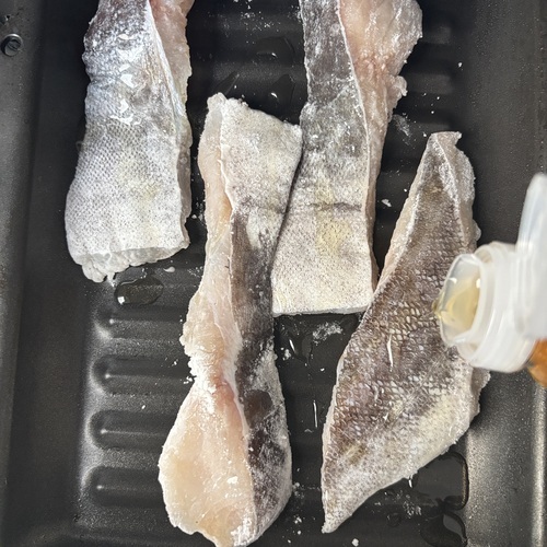 タラに片栗粉をふり、ロティプレートに並べ油を回しかける。
【上火：強／下火：強】で5～6分間焼く。