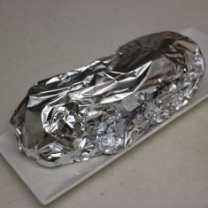肉を取り出してアルミホイルで2重に包む。