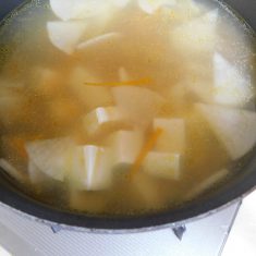 豆腐を加え、塩、こしょうで味を調える。