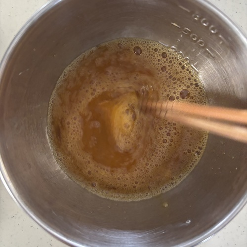 卵をボウルに入れて切るようにして箸でほぐす。
＝調味料＝を加えてよく混ぜる。
