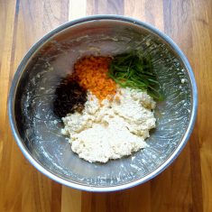 ボウルに①、長芋、片栗粉を入れて良く混ぜ、（A）（B）、水切りした豆腐を合わせて混ぜ合わせる。（長芋で手がかゆくなる人は、丈夫なビニール袋の中に入れて揉むようにすれば良い。）