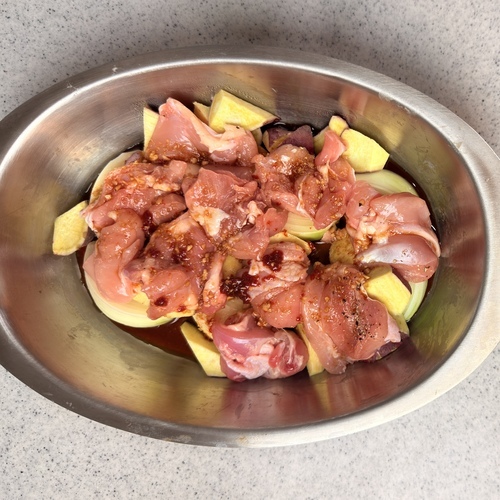 シェフポットに玉ねぎ→さつま芋→鶏もも肉を並べ＝調味料＝を混ぜ合わせてかける。