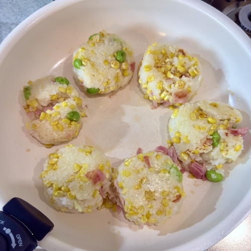蓋はしないで焼き、裏返しの合図が鳴ったら食材を裏返して蓋をし、再度モードキーを押す。
（裏面の焼き時間3分が表示される）
