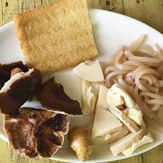 三枚肉を沸騰した湯で2,3分茹でてお湯を捨てる。沸騰させた湯に再び三枚肉を入れ、30〜40分、下茹でをする。もどし汁はとっておく。