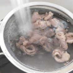 大根はいちょう切り、こんにゃくは角切り、生姜はスライスしておく。