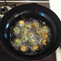熱いうちに塩を多めにふる。