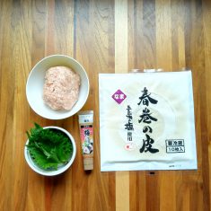 春巻きの皮は丁寧にはがし、キッチンバサミで縦に4等分に切り、乾燥しないようにラップをかけておく。