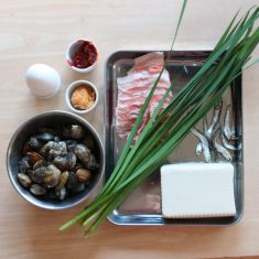 豚バラ肉は2㎝の幅に切り、煮干しは頭とはらわたを取っておく。ニラは3㎝の長さに、豆腐は1/4に切る。