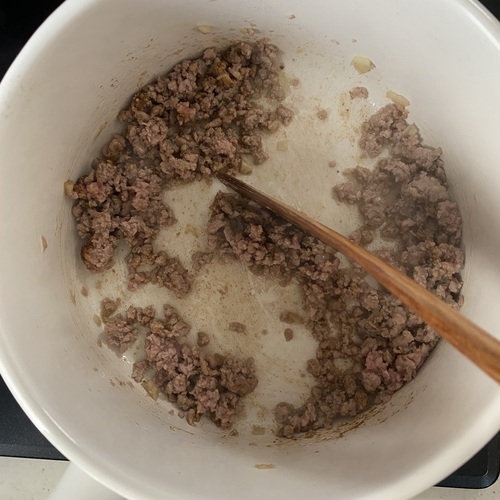 合いびき肉を入れて炒める。肉の色が変わったら=A=を加えて炒める。

