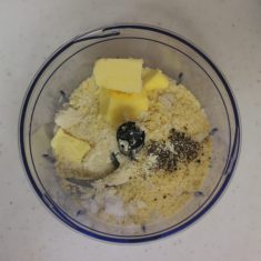 おからパウダー、アーモンドプードル、こしょう、塩、バターをフードプロセッサーに入れ、全体が綺麗に混ぜる。