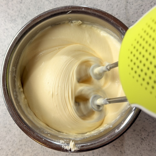 卵を割り入れハンドミキサーで滑らかにし、米粉・ヨーグルト・レモン汁も加えて再度混ぜる。
