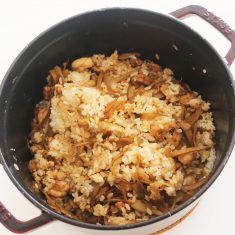 炊きあがったご飯の上に⑥を乗せ、15分程蒸らしたら出来上がり。全体をざっくり混ぜて盛り付けたら、お好みで小口ねぎを散らして召し上がれ。