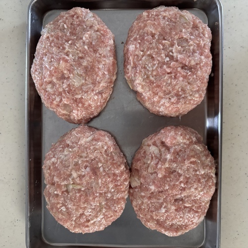 ボウルに合い挽き肉と＝A＝を入れ、手でしっかりと混ぜる。
①の玉ねぎと牛乳に浸したパン粉を加えてさらに混ぜる。
4等分にして俵型にする。
