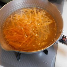 一旦火を止め、混ぜながら水溶き片栗粉を加える。