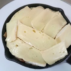 バターを塗ったスキレットに④を入れ、短冊状に切ったカマンベールチーズをのせ、200℃に予熱したオーブンでチーズが溶けるまで焼いたら出来上がり！