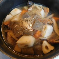 ④に干し椎茸と戻し汁、酒をいれ、ひたひたになるまで水を加え煮る。