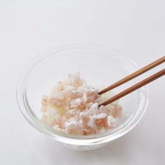 ボウルに玉ねぎ、えびをいれ、片栗粉大さじ1/2をまぶす。