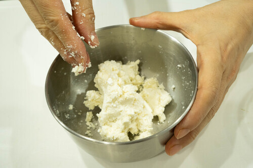 白玉を作る。ボウルに白玉粉と絹豆腐を入れて、耳たぶくらいの柔らかさになるように手でよく混ぜる。