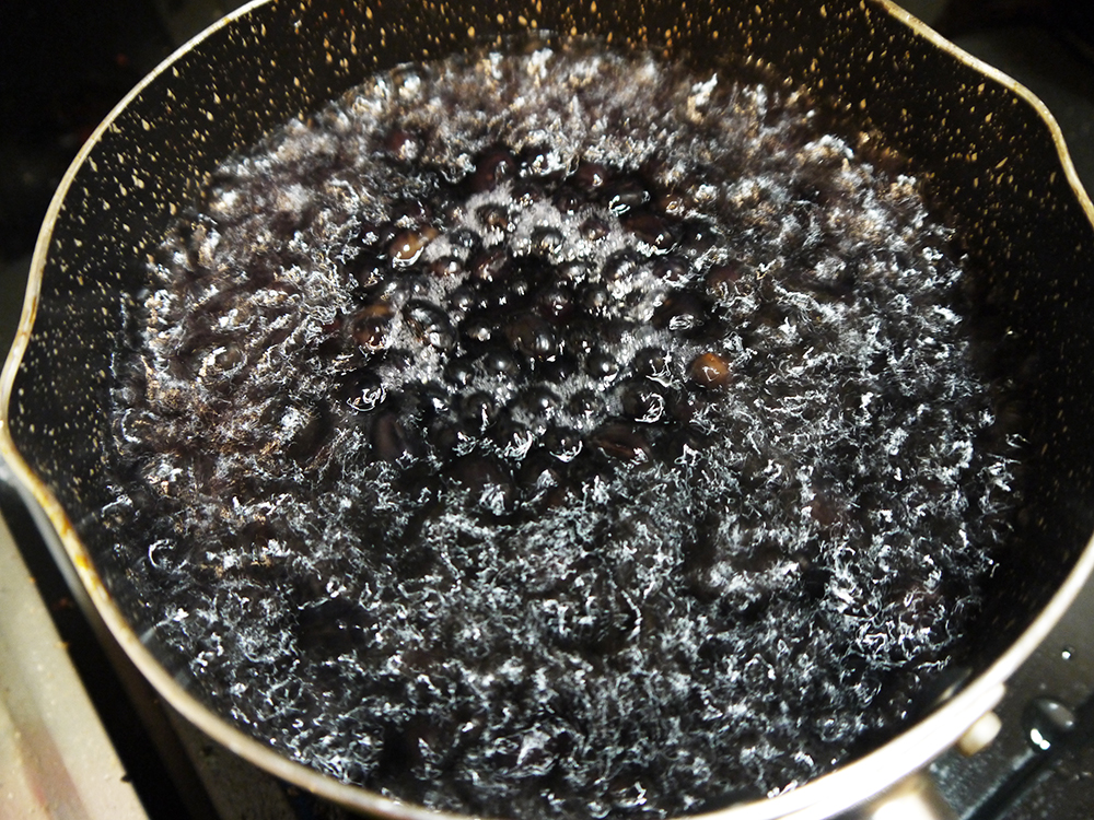 落花生、黒豆、枝豆を、それぞれ別々にアクを取りながら柔らかくなるまで塩茹でする。
（落花生が生の場合は30～40分、乾燥のものは水にさらした後で50分～1時間程度が目安）。