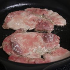 ①に薄力粉をまぶし、油(分量外)を熱したフライパンで、両面色がつくまで焼いたら取り出す
