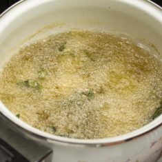 揚げ油が180℃になったら、鶏肉を揚げる (みじん切りにした唐辛子とレモンバジルの葉を鶏肉で包むようにして揚げる) 。