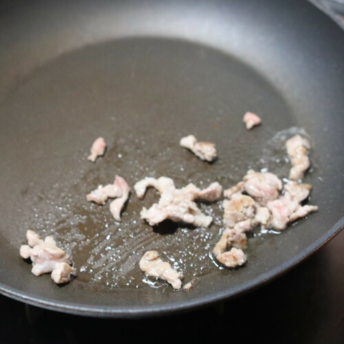 フライパンを中火で熱し、豚バラ肉を入れて油が出てくるまでしっかり炒める。
バラ肉を使わない場合は、油を大さじ1程入れると良い。