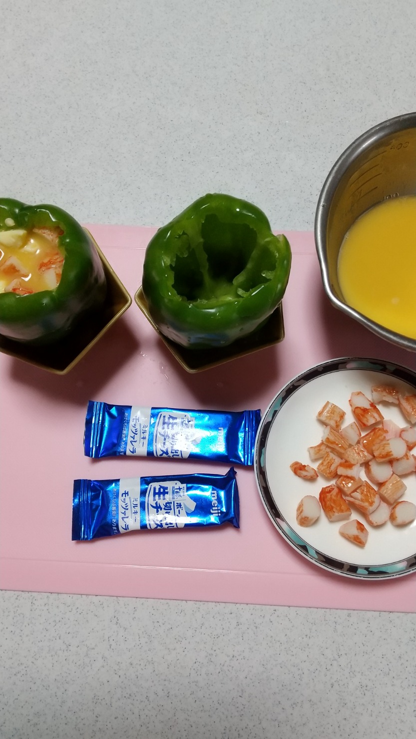 卵を溶いて調味料を入れて一度濾す
パプリカが倒れないように器に立てる
具を入れて卵液を注ぐ
