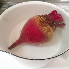 ビーツの下ごしらえをする。鍋にビーツがかぶるくらいの水を入れ、沸騰したら火を弱めて15分茹でる。