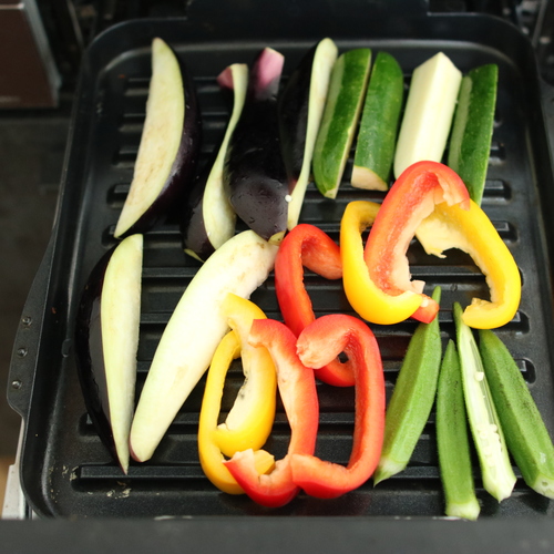 野菜にBの油をマリネして、マルチグリルの波型プレートに並べる。