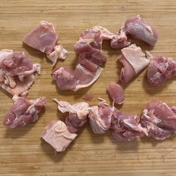 鶏もも肉は余分な油を取り除き、一口大に切る。