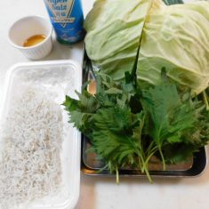 キャベツは太い千切りにし、塩を軽くふる。