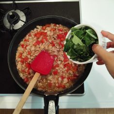 煮汁が半分以下になったら、ちぎっておいたバジルを入れ、ざっと混ぜる。バジルは炒めすぎない。
