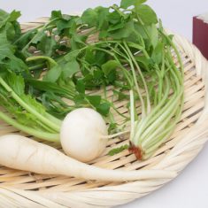 七草は青菜と根菜に分ける。根菜は食べやすい大きさに切り、それぞれ塩を加えた湯で柔らかくなるまでゆでる。