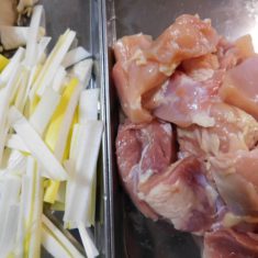 鶏肉は一口大にカット。ねぎは縦にカット、舞茸はほぐす。